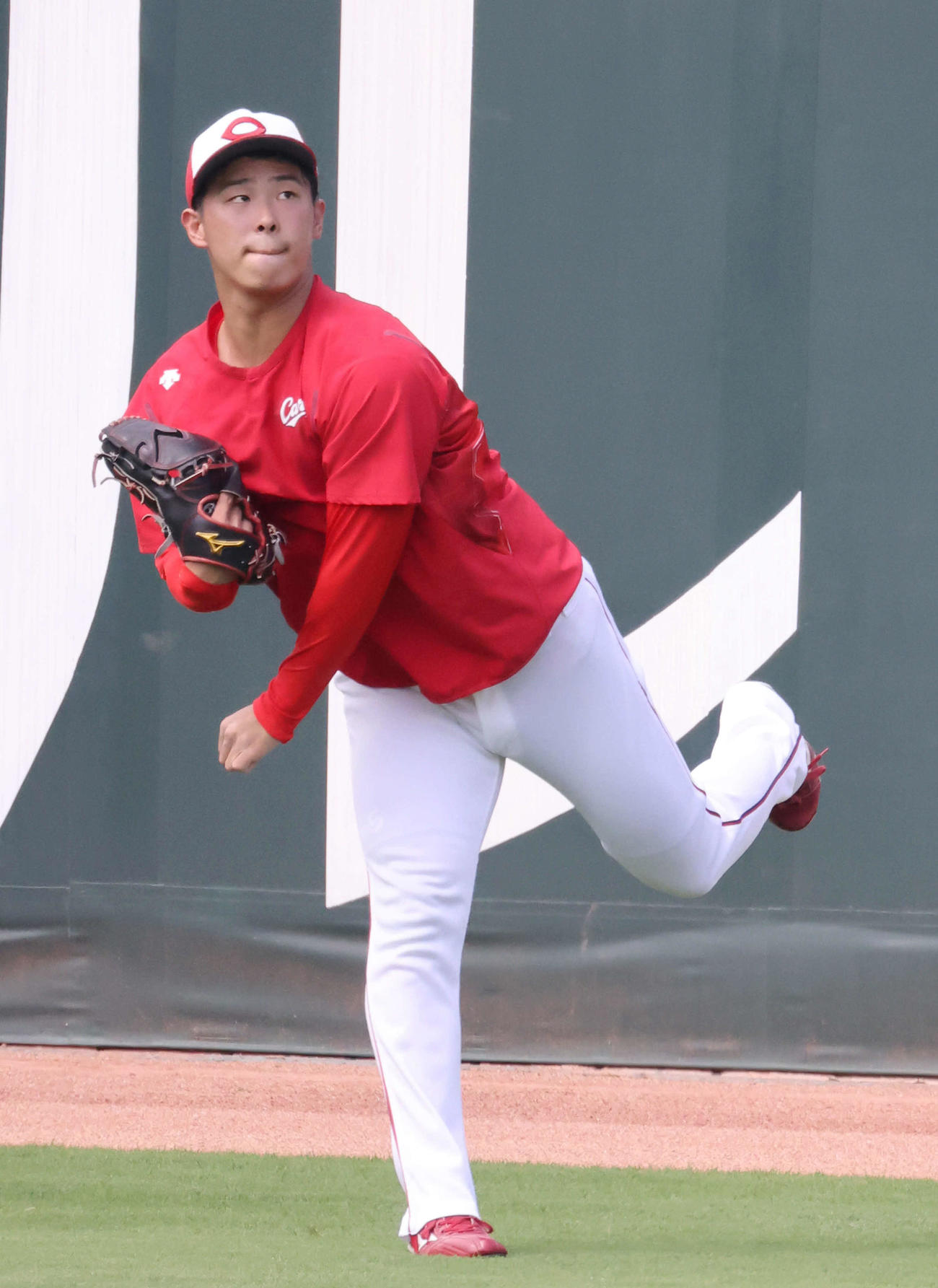 広島練習　キャッチボールをする玉村（撮影・加藤孝規）