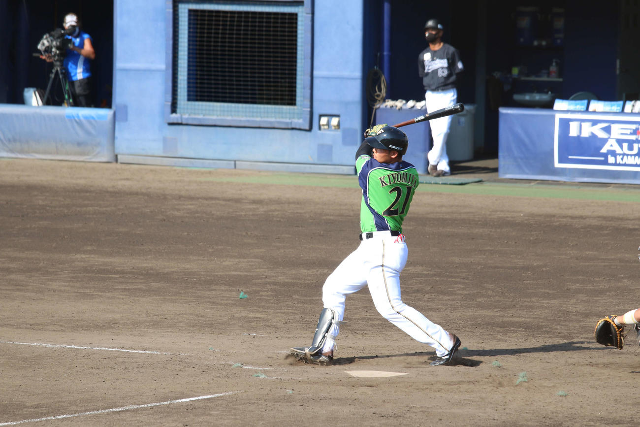 日本ハム対ロッテ　右越え10号ソロを放った日本ハム清宮（撮影・田中彩友美）