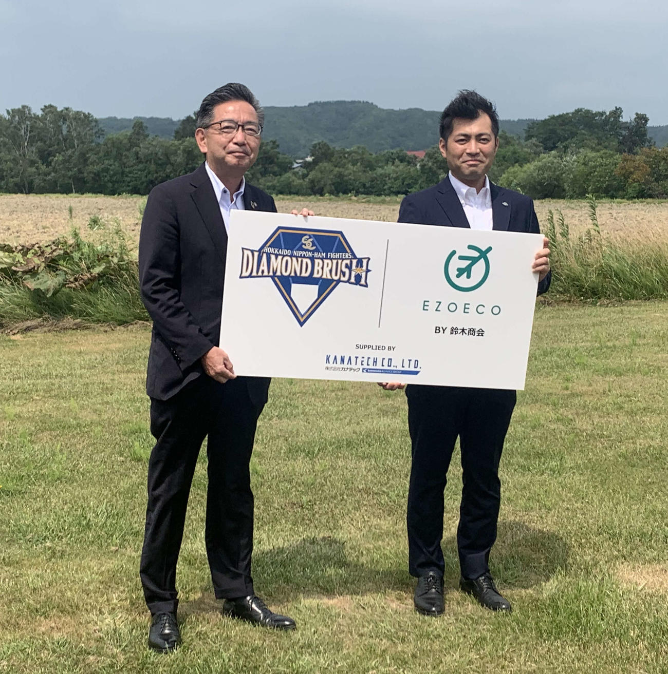 リサイクル企業「鈴木商会」とSC活動「ダイヤモンド・ブラッシュプロジェクト」のメインスポンサー契約を交わした日本ハム川村球団社長（左）と鈴木商会の駒谷社長（撮影・中島宙恵）
