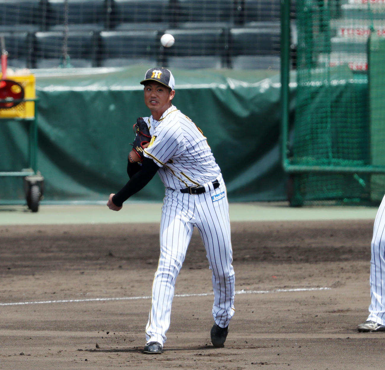 投内連係プレーのノックに参加した石井将（撮影・加藤哉）