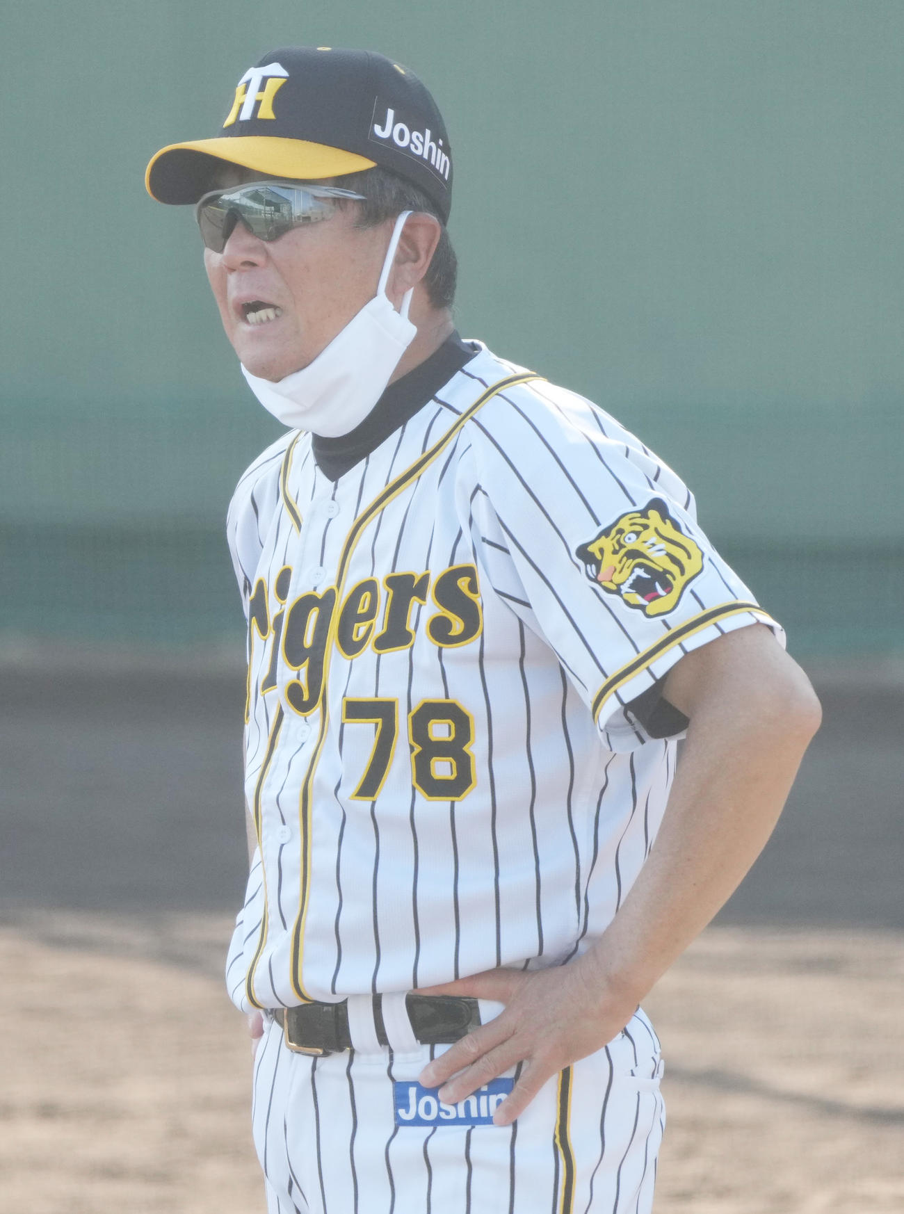 練習をみる阪神平田2軍監督（2021年7月21日撮影）