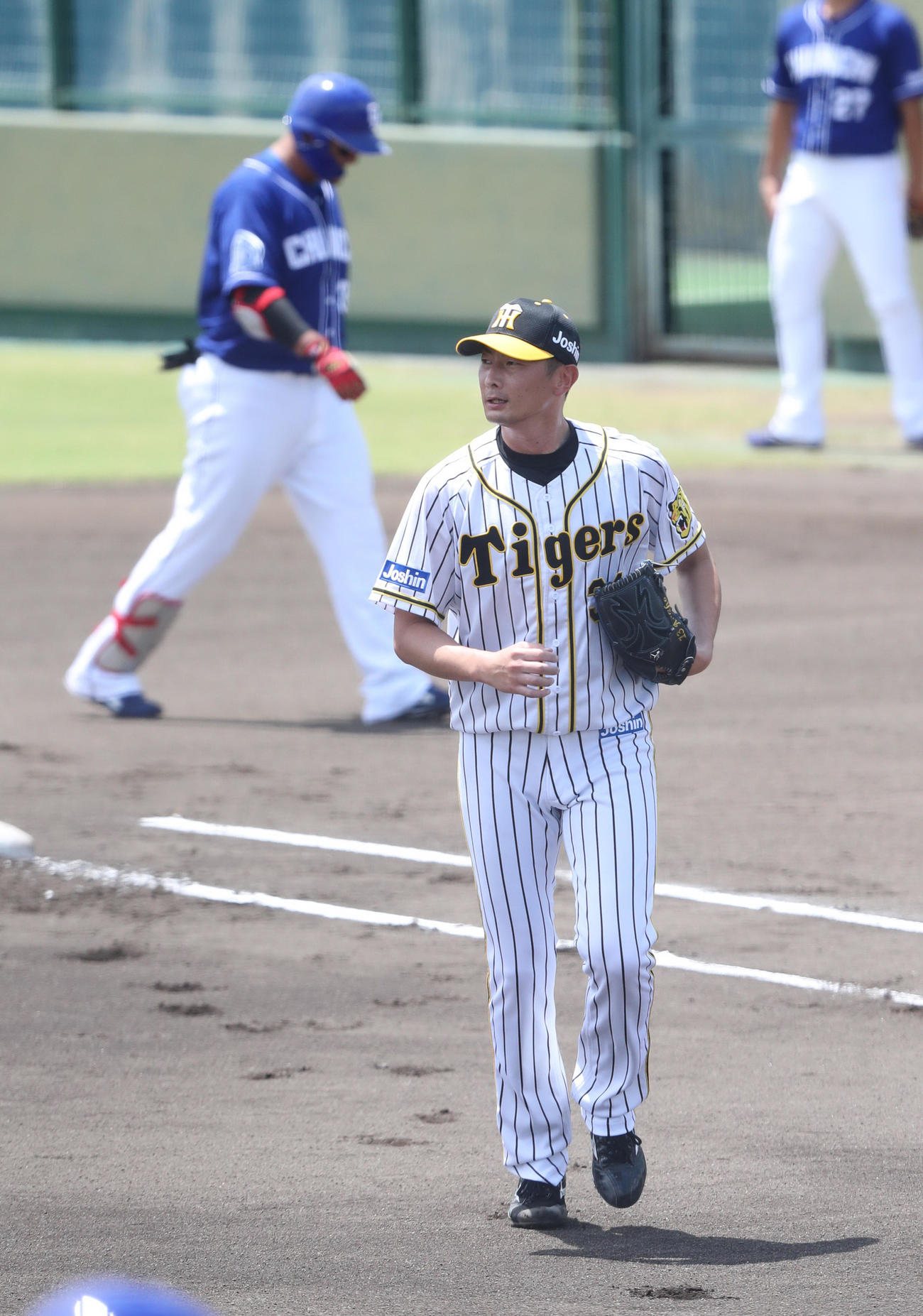 初回2死二、三塁　ソフトバンク時代の同僚・山下斐紹（左）を一塁ゴロに打ち取った二保旭（代表撮影）