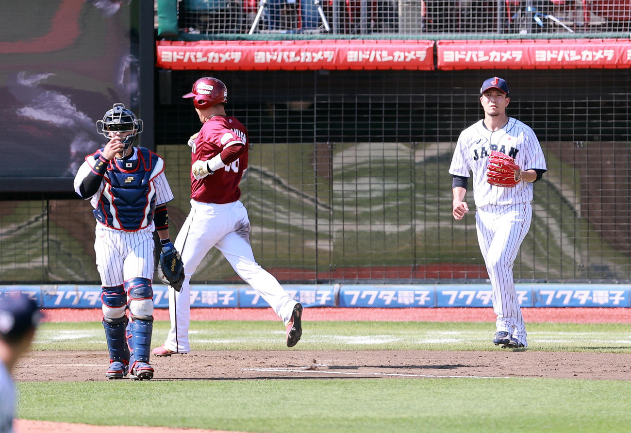 日本代表対楽天　8回表楽天2死満塁、ディクソンに2点勝ち越し適時打を許した千賀（右）は生還を見ながらがっくり（撮影・浅見桂子）