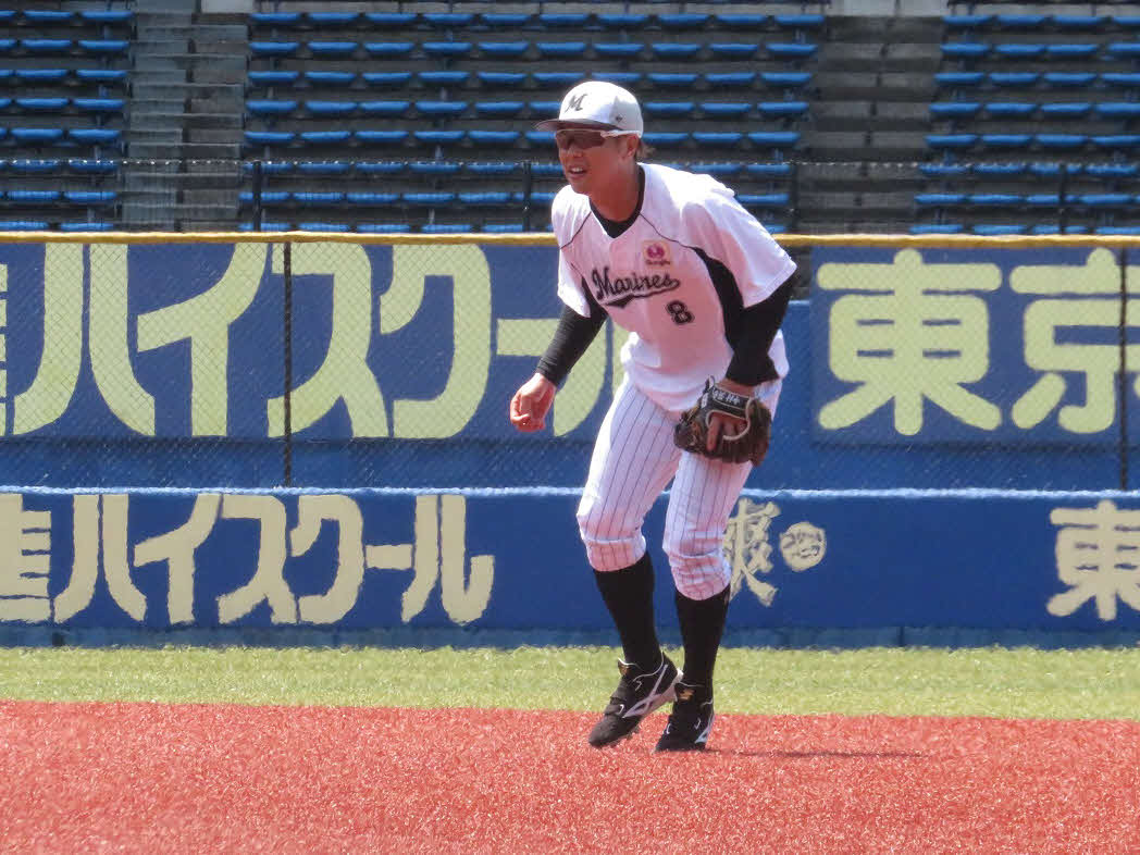 かげろうも立つグラウンドで練習するロッテ中村奨吾（撮影・金子真仁）