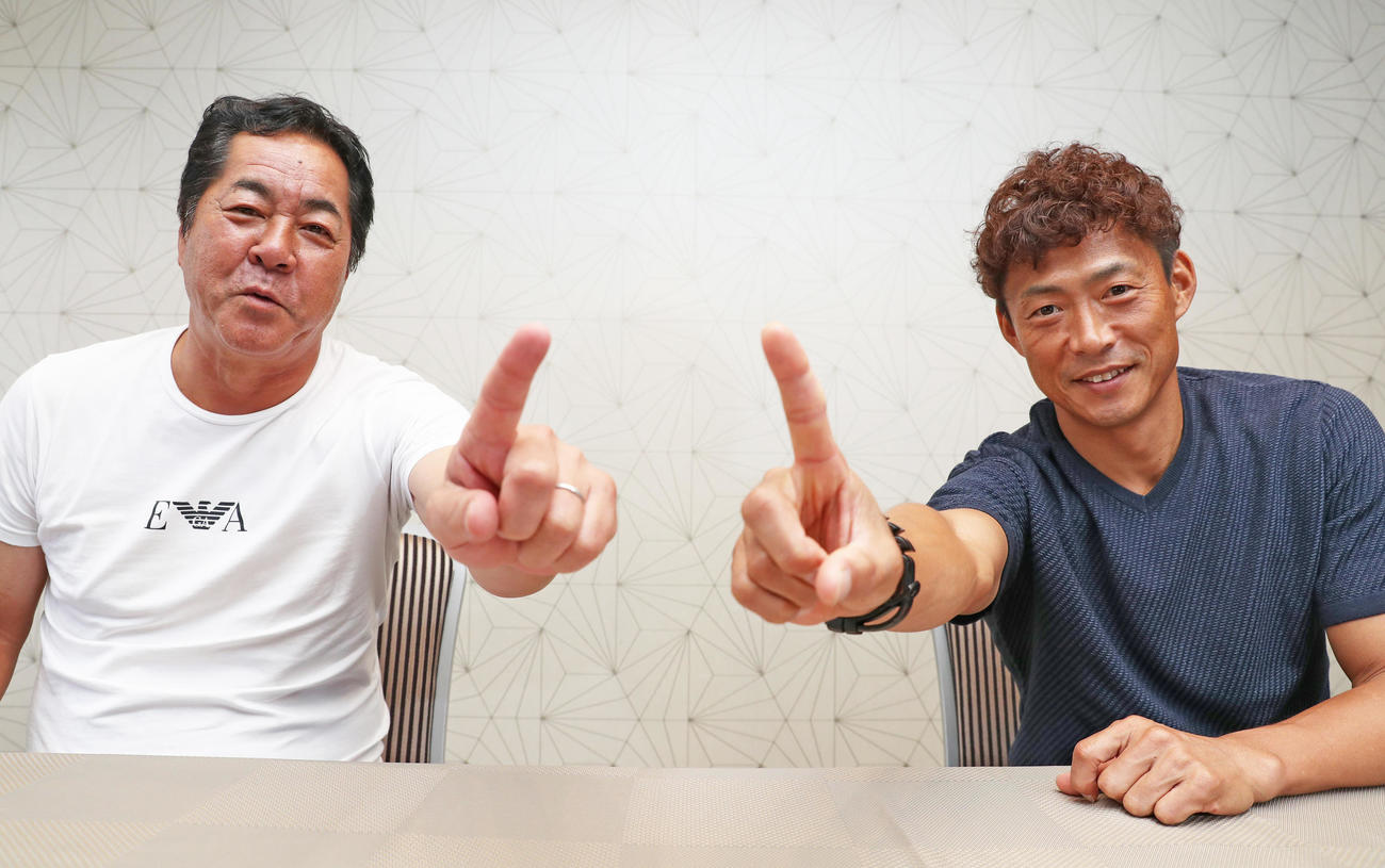 阪神の優勝を願い1番ポーズをみせる本紙評論家の中西清起氏（左）と桧山進次郎氏（撮影・清水貴仁）