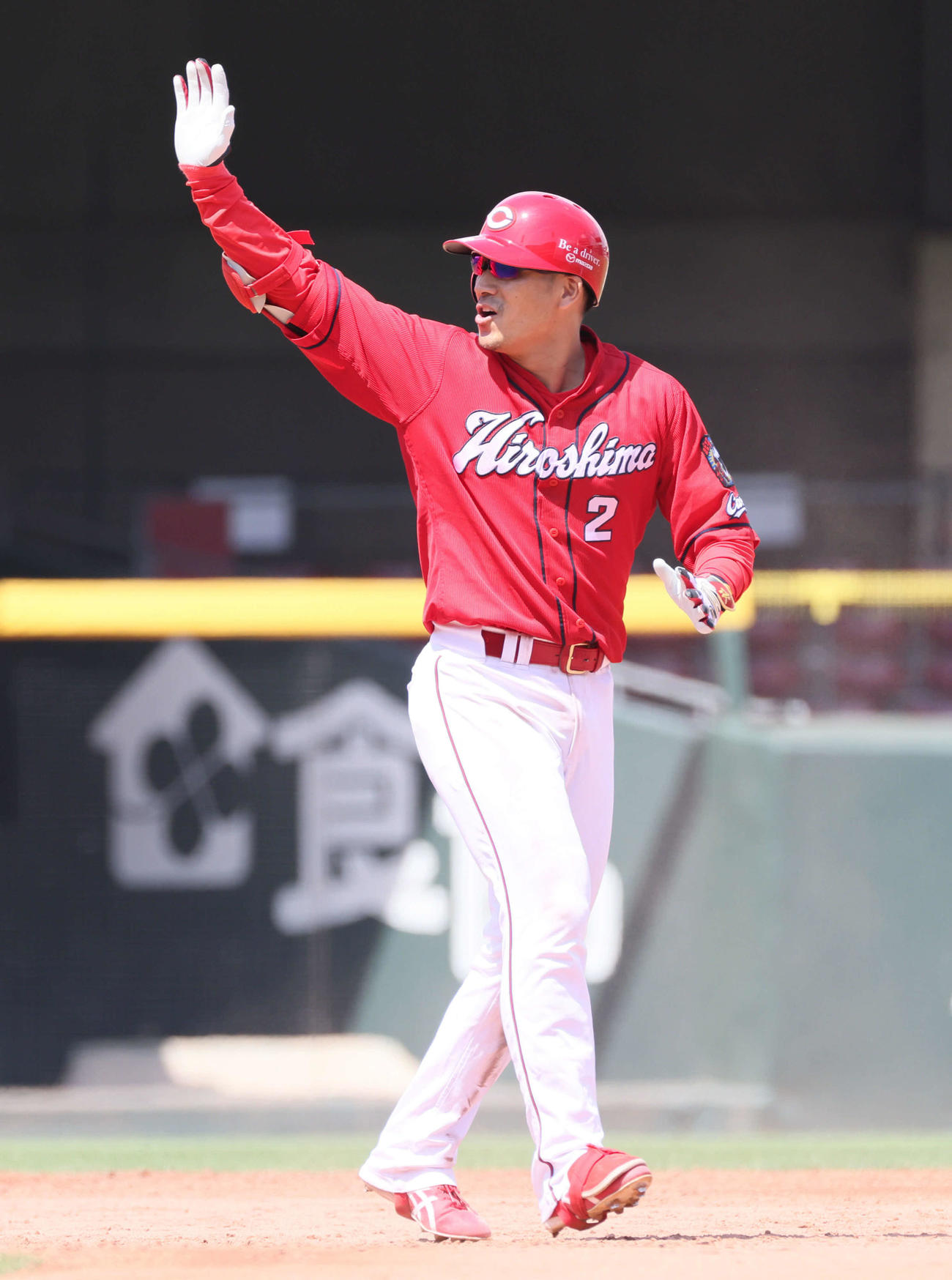広島紅白戦　5回表紅組1死、田中広は中越え二塁打を放つ（撮影・加藤孝規）