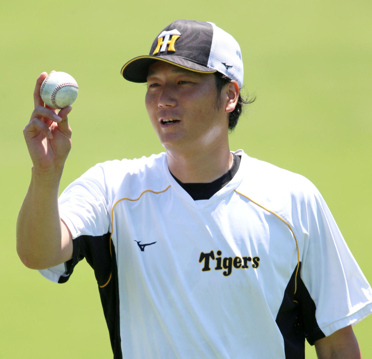 小林はキャッチボールを終え、ボールを持って話す（撮影・上山淳一）