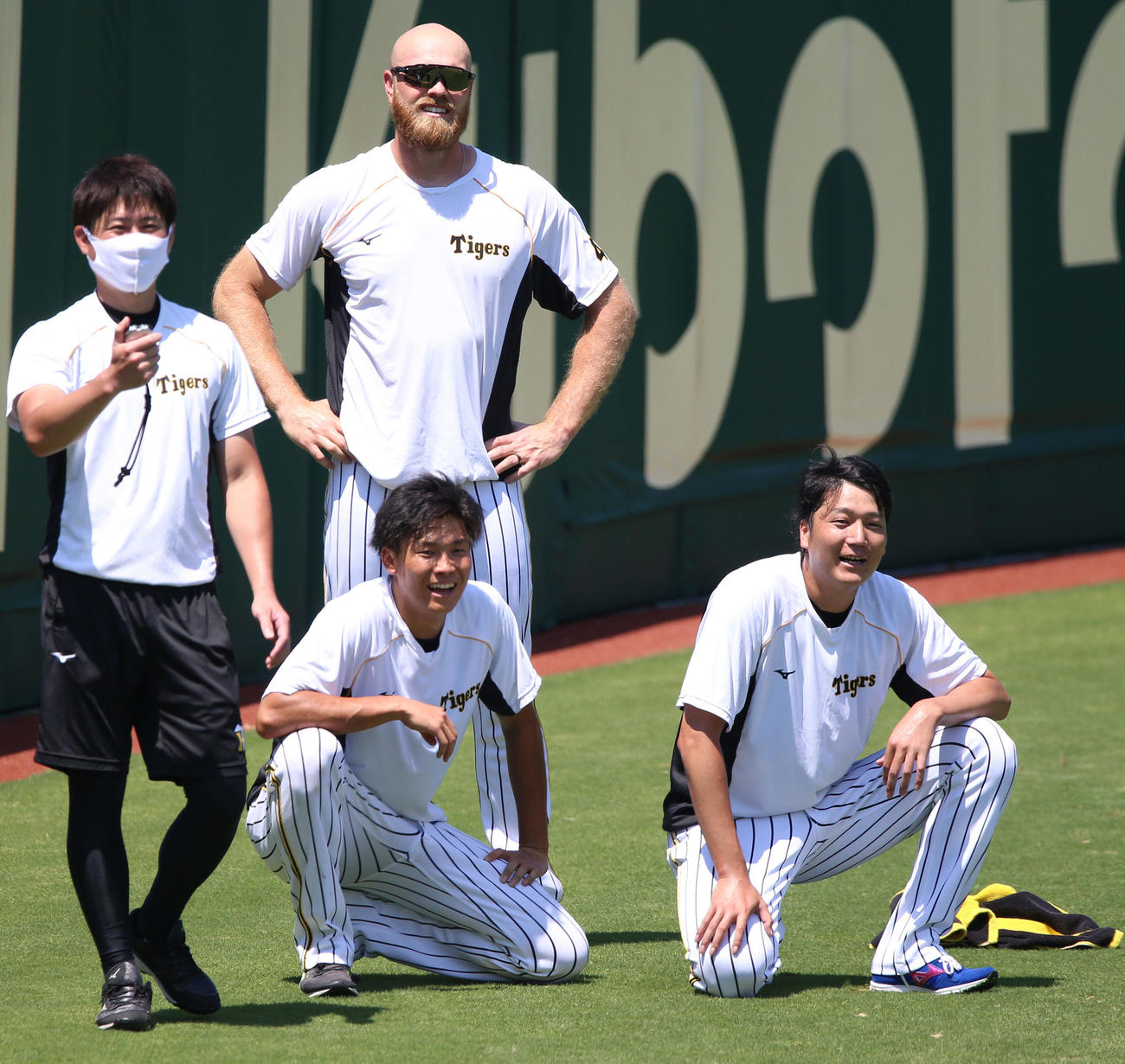 炎天下でトレーニングし、汗を流す小林（右）（撮影・上山淳一）