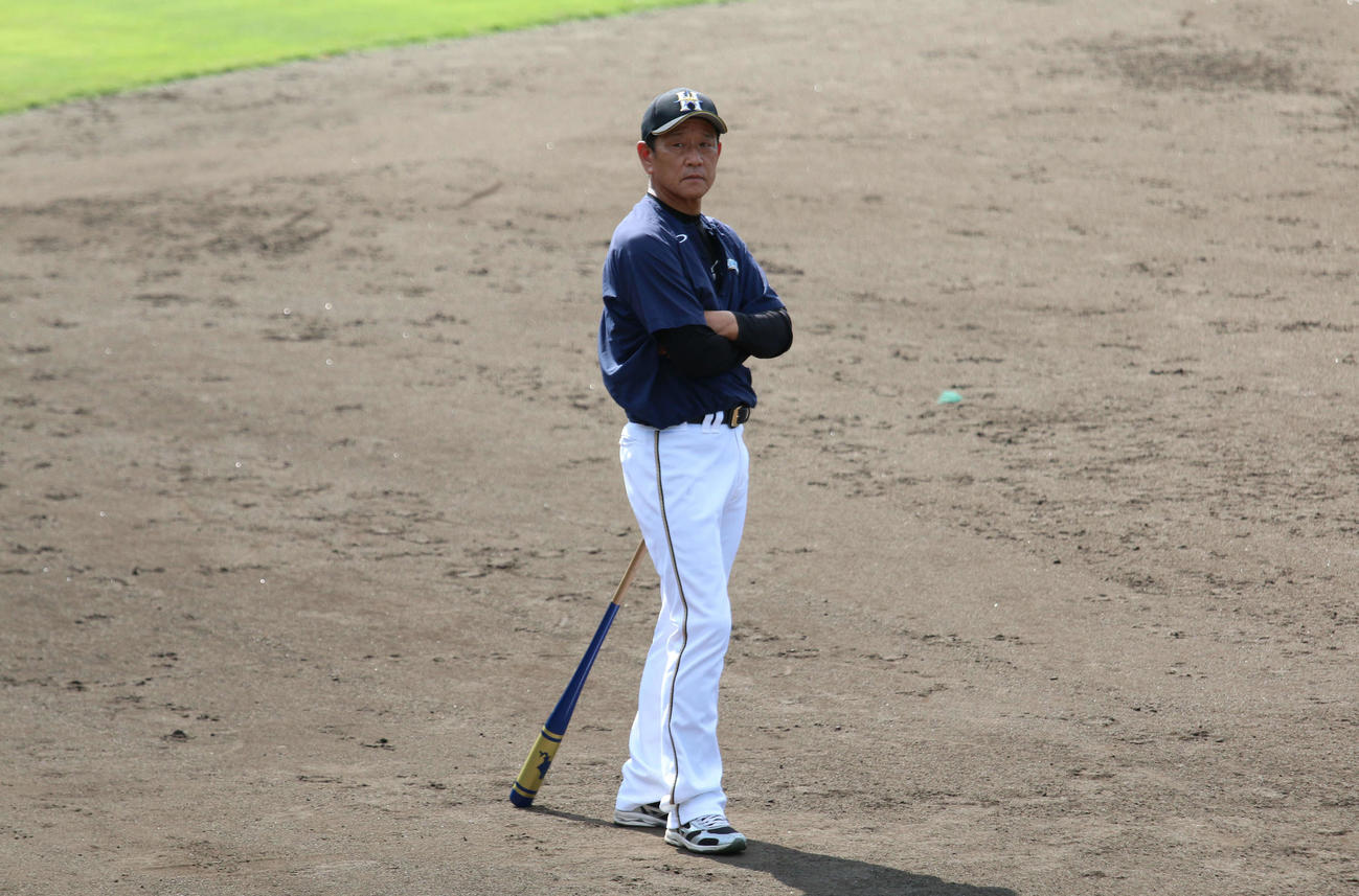 鎌ケ谷の2軍施設で1軍練習に参加した日本ハム栗山監督（撮影・木下大輔）
