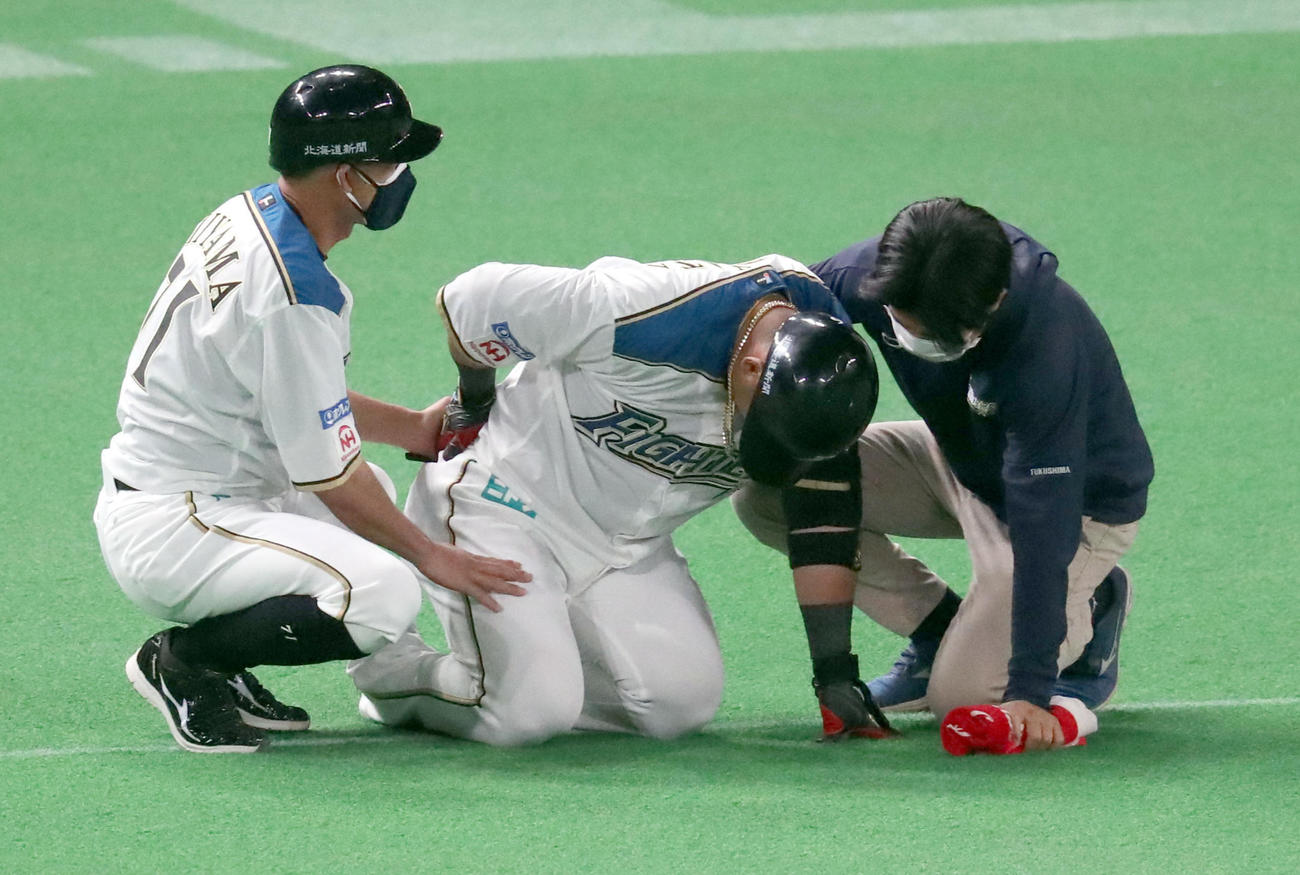 6月8日阪神戦で腰を痛め倒れ込む日本ハム中田