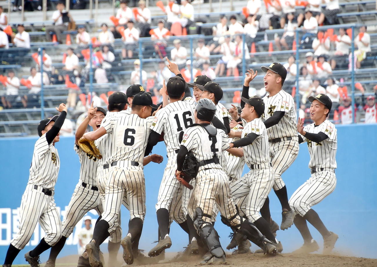 全国高校野球選手権秋田大会決勝　4年ぶりの10度目の優勝を果たしマウンドで歓喜の輪をつくるノースアジア大明桜ナイン（2021年7月23日撮影）