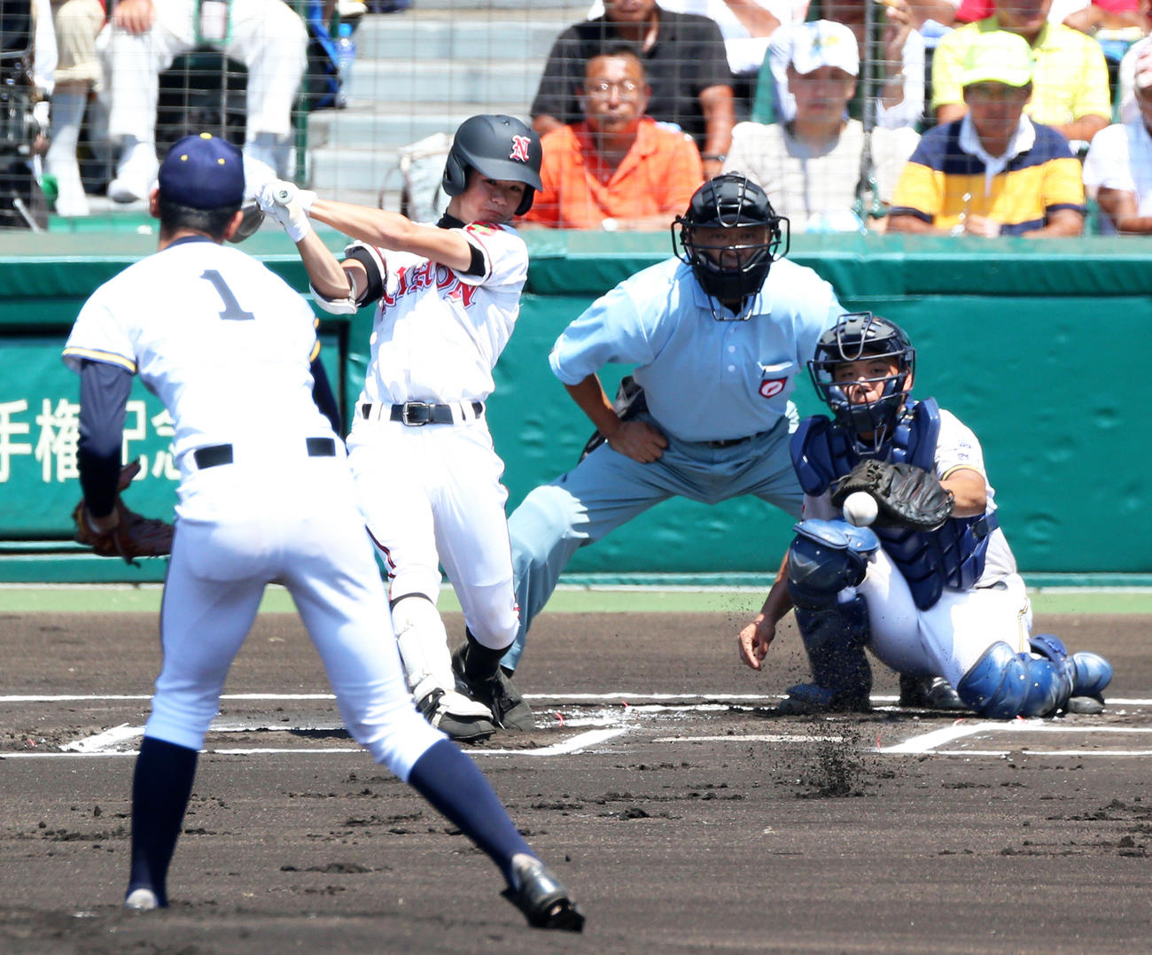 13年夏の甲子園で前橋育英・高橋光成から中前打を放つ日大山形・中野拓夢