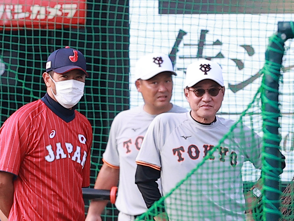 日本代表稲葉監督（左）と談笑する巨人原監督（撮影・浅見桂子）