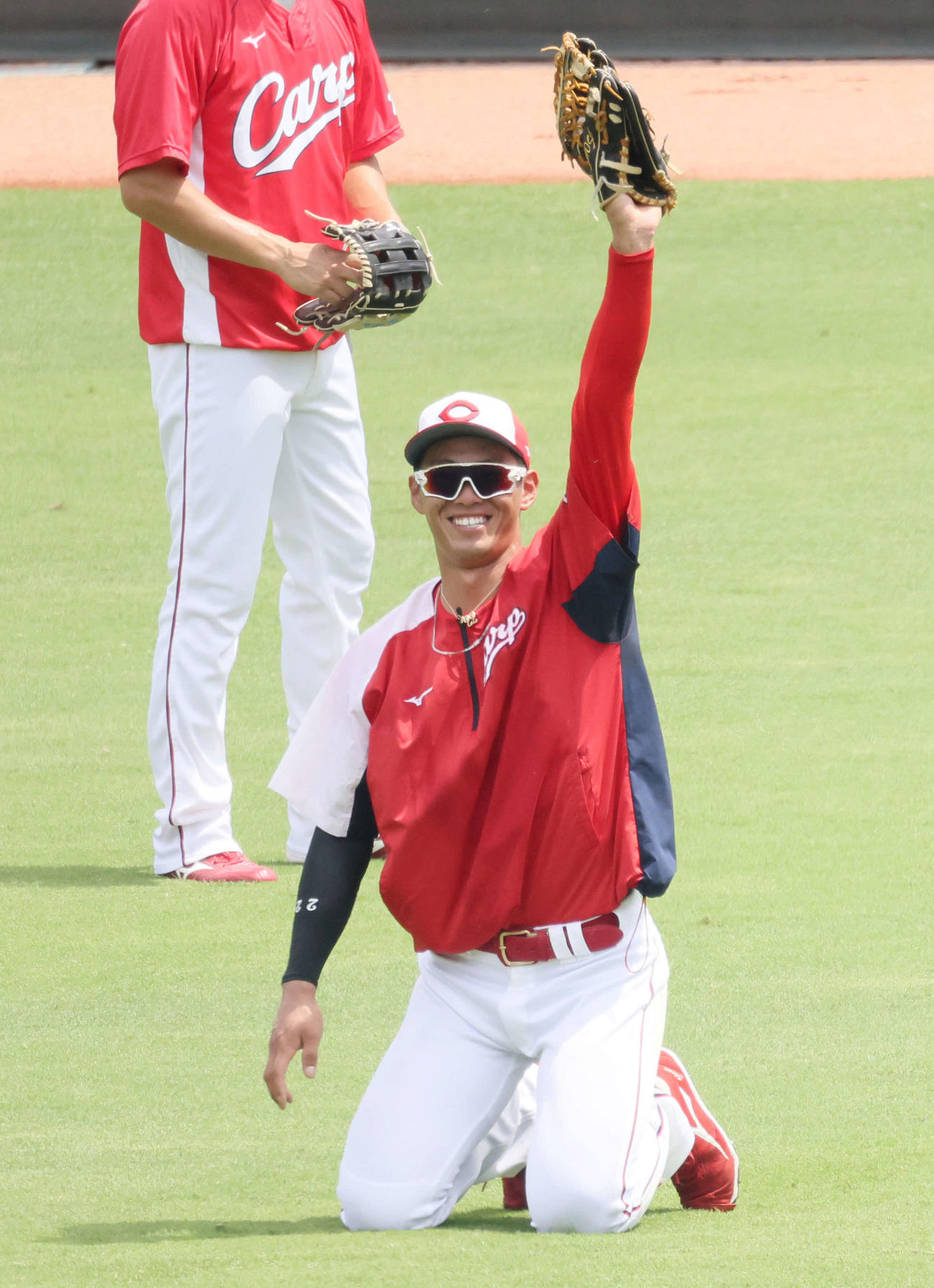 広島練習　1軍に合流し、外野でノックを受ける中村奨（撮影・加藤孝規）