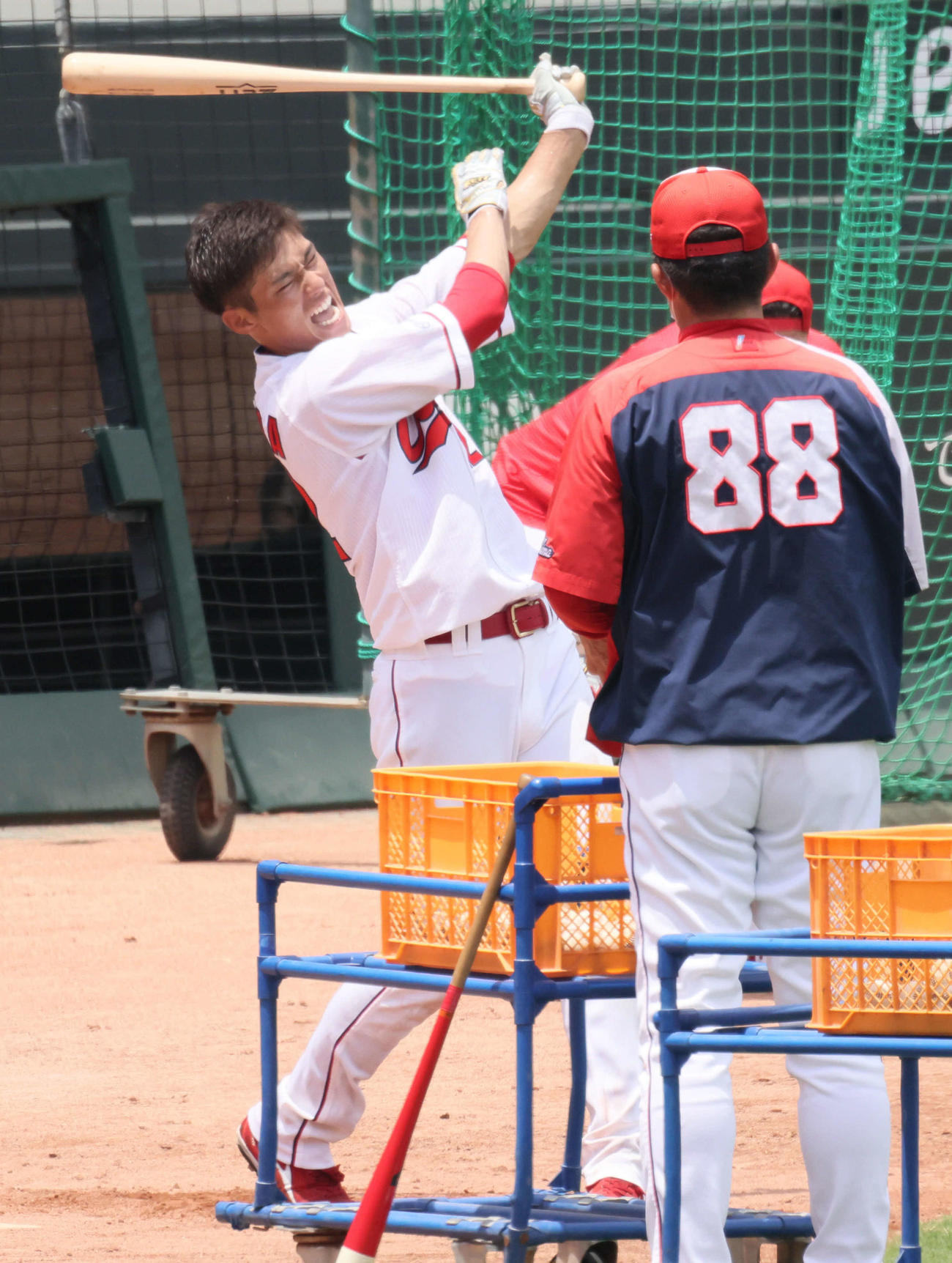 広島練習　練習の締めにロングティーを行う中村奨。右はボールをトスする佐々岡監督（撮影・加藤孝規）