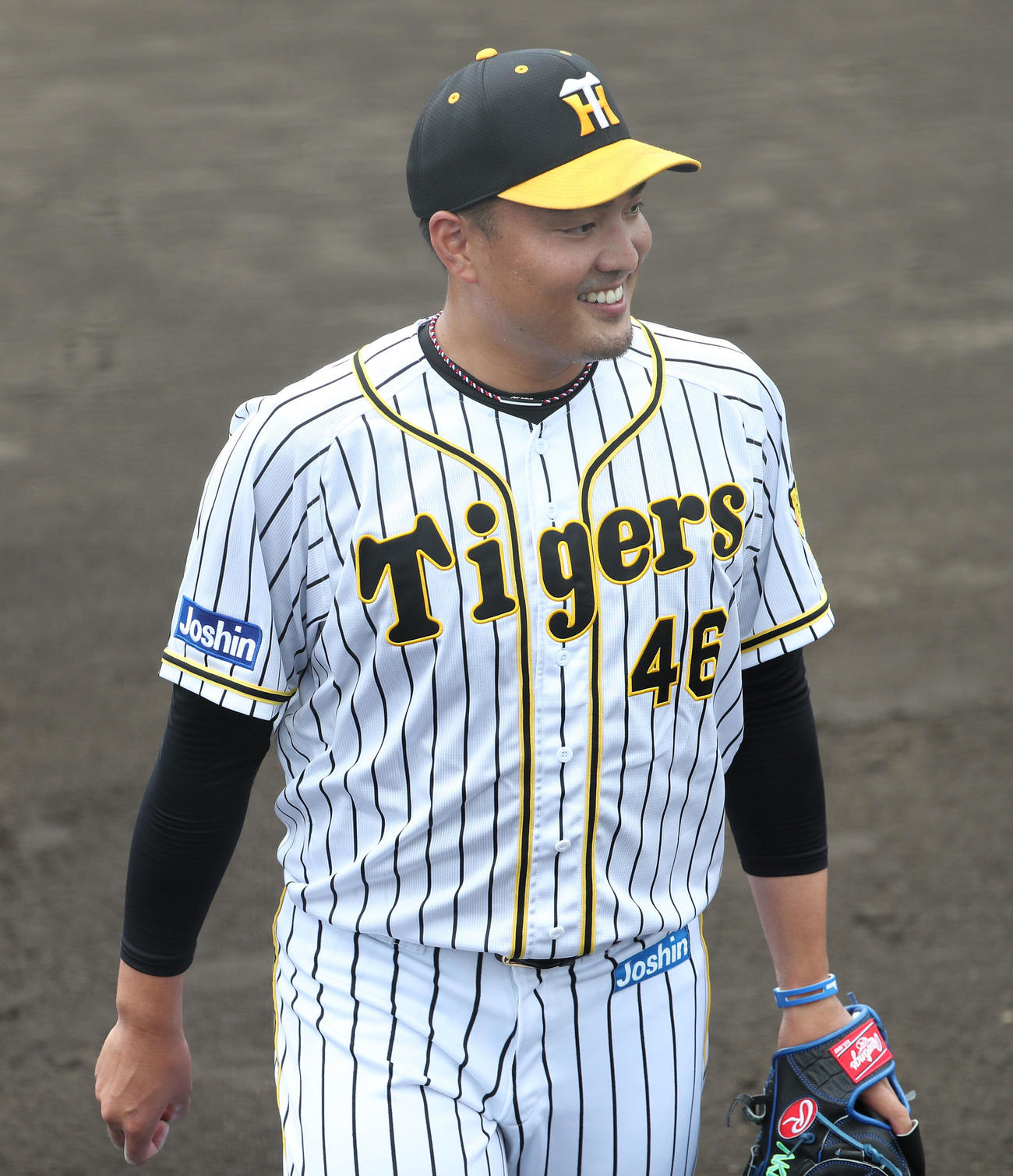 ウエスタンリーグ阪神対中日　1回表中日の攻撃を3人で抑えて笑顔を見せる阪神秋山拓巳（撮影・白石智彦）