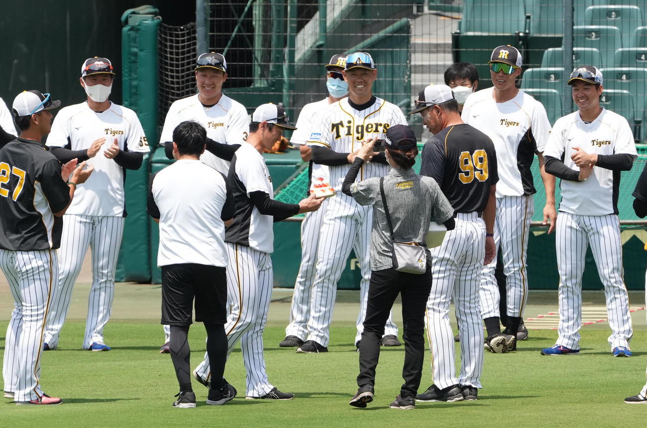 25日、50歳の誕生日を迎えた井上ヘッドコーチ（中央右）に選手を代表し近本からバースデーケーキが渡される（撮影・清水貴仁）