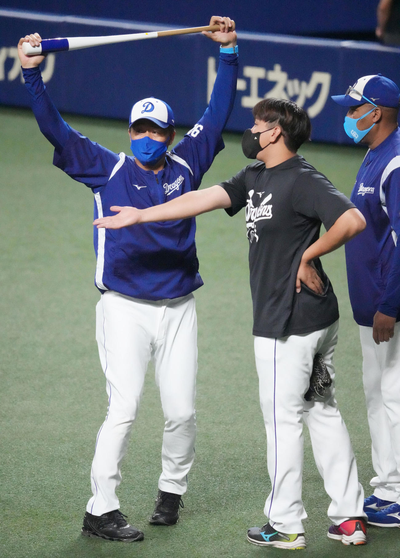 中日練習　パウエル打撃コーチ（右）と言葉を交わす与田監督（左）（撮影・森本幸一）