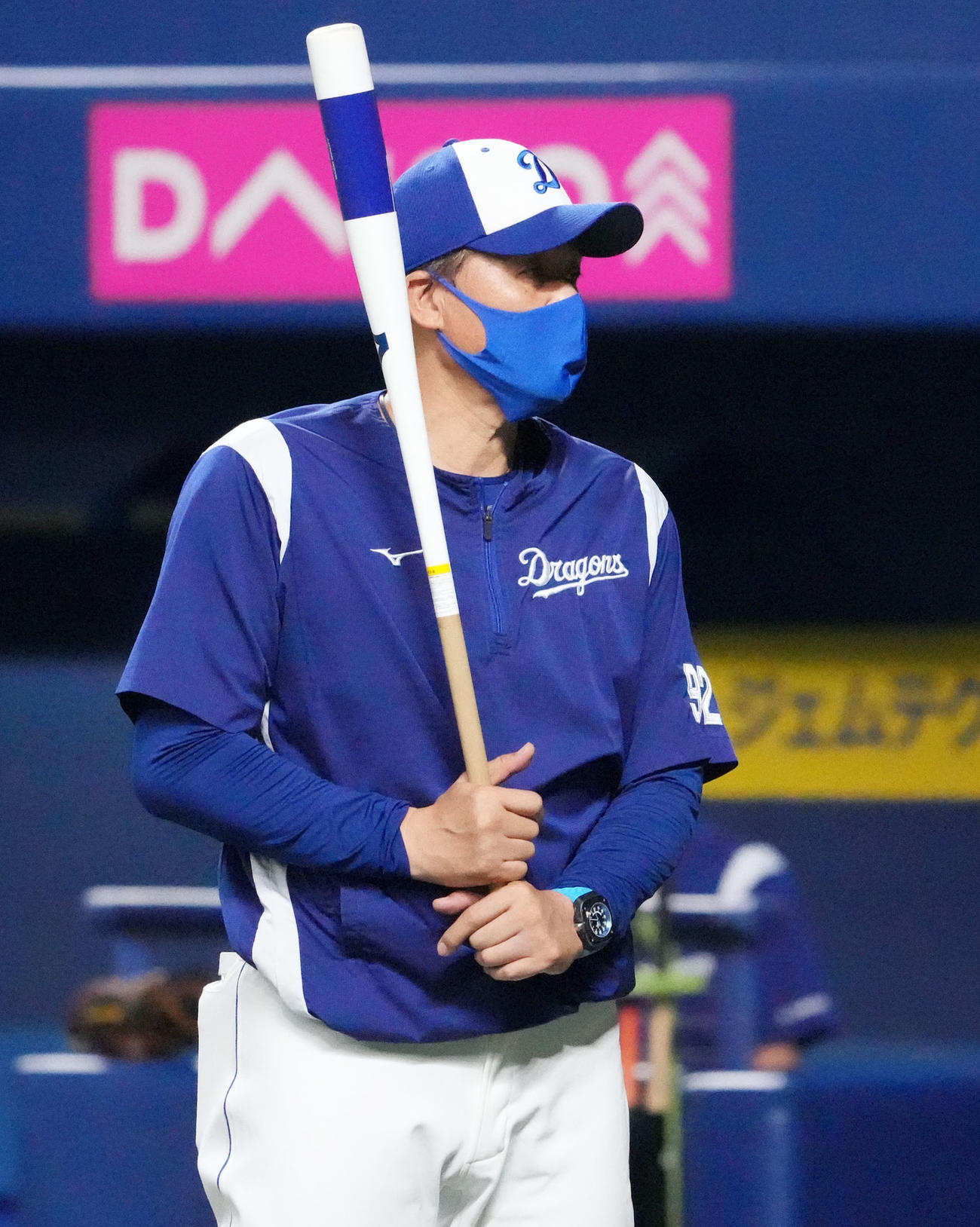 中日練習　バットを手にする与田監督（撮影・森本幸一）