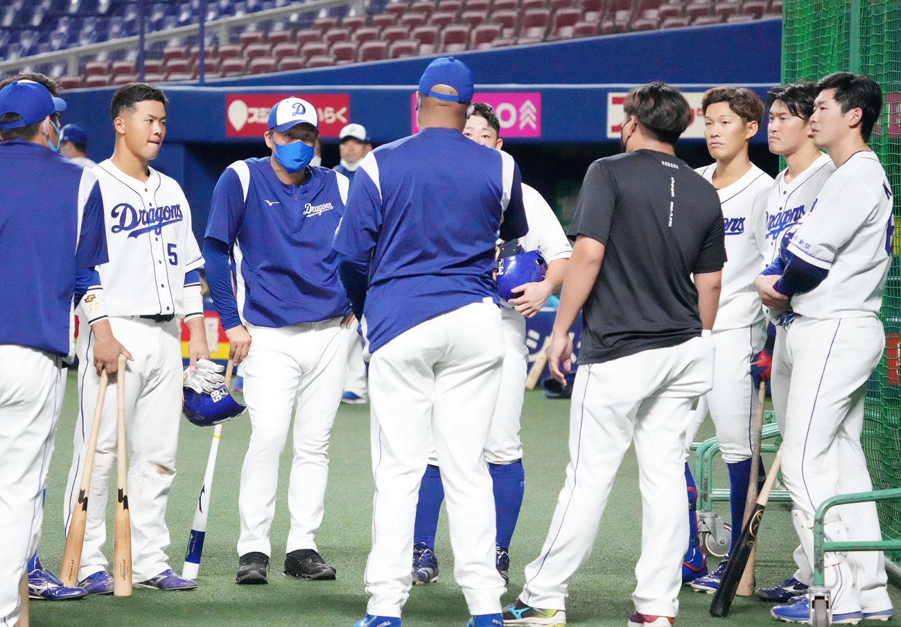 中日練習　選手たちと共にパウエル打撃コーチ（中央・背中）の話を聞く与田監督（左から3人目）（撮影・森本幸一）