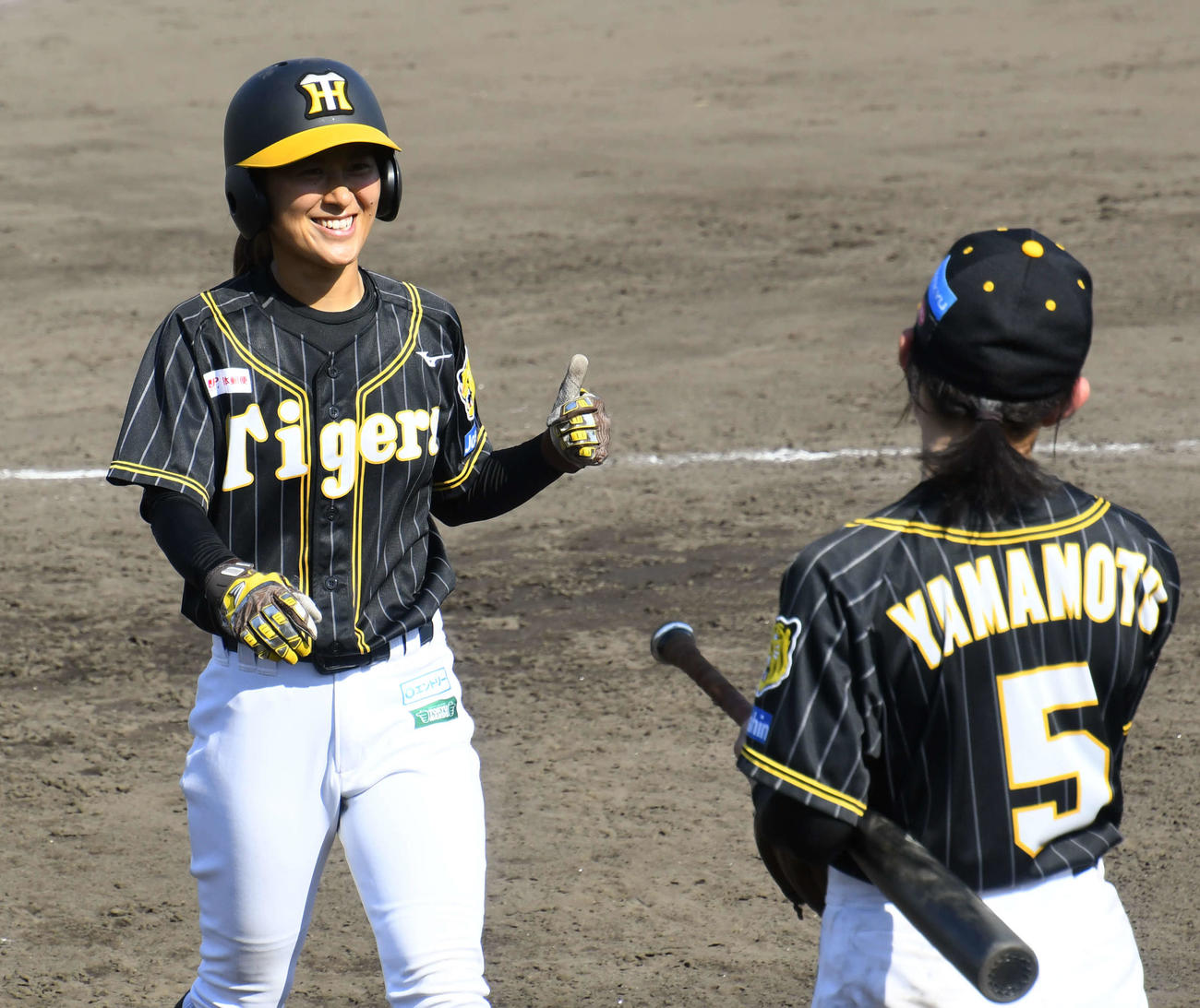 紅白戦で笑顔を見せる阪神タイガースWomenの三浦伊織外野手（左）（撮影・中野椋）