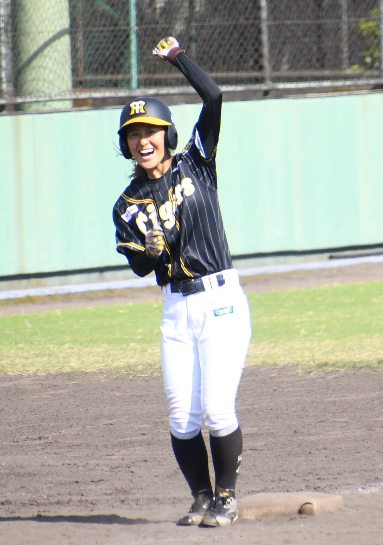 阪神タイガースWomenの三浦伊織外野手は紅白戦で三塁打を放ち笑顔（撮影・中野椋）