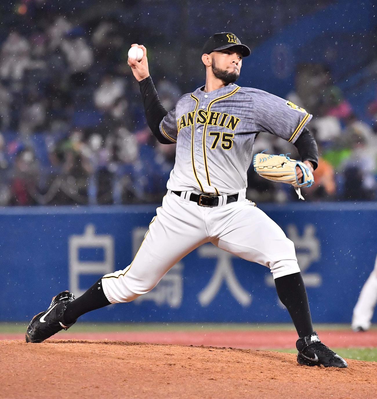 2021年7月6日のヤクルト戦で力投する阪神ロベルト・スアレス（撮影・上田博志）