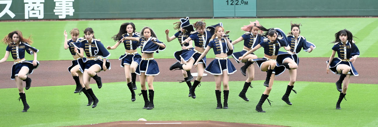 オリックス対楽天　試合前にパフォーマンスを行うBsGirls（2021年5月15日撮影）