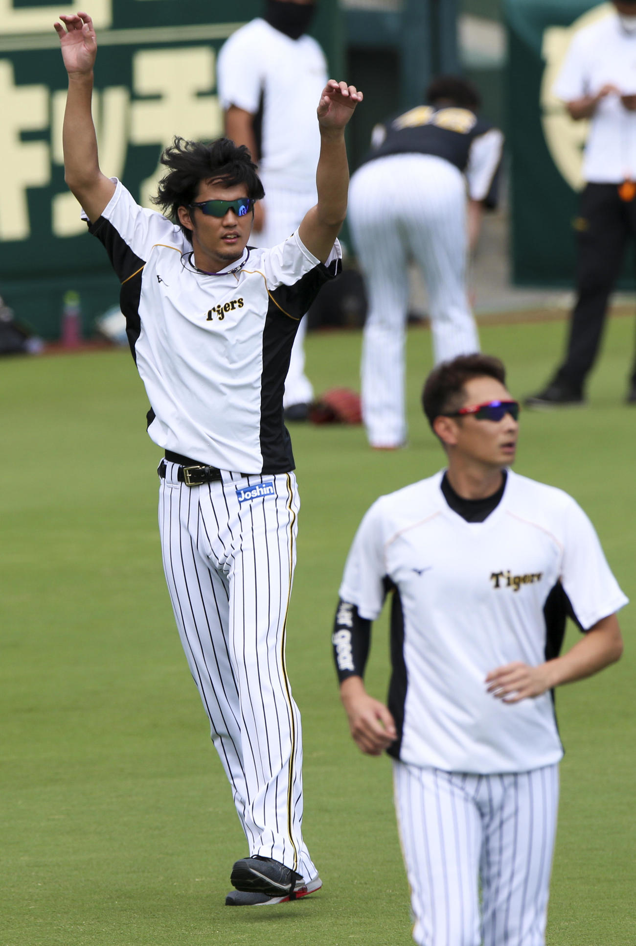 投手指名練習で体を動かす藤浪、手前は二保（撮影・上山淳一）
