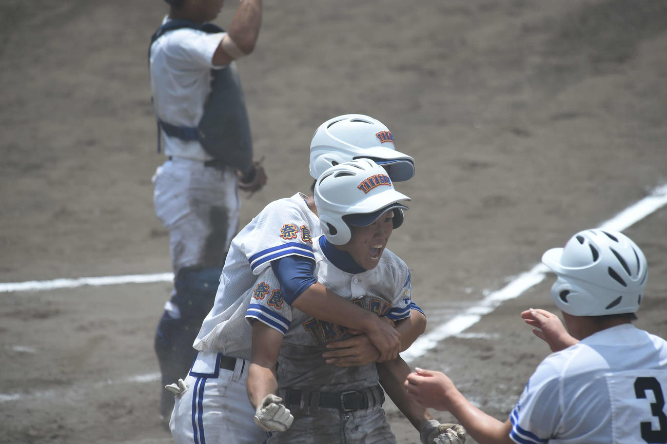 天理対高田商　9回サヨナラのホームを踏んだ高田商・津田はガッツポーズ