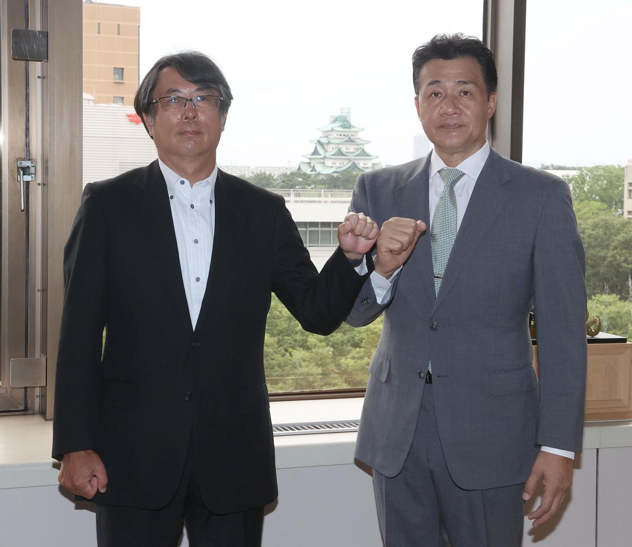 大島オーナー（左）に前半戦のシーズン報告を行いポーズをとる与田監督
