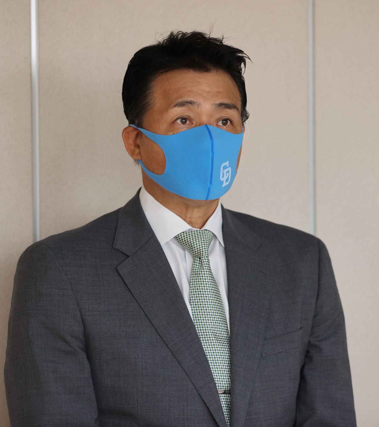 大島オーナーに前半戦のシーズン報告を行った後、取材に応じる与田監督（代表撮影）