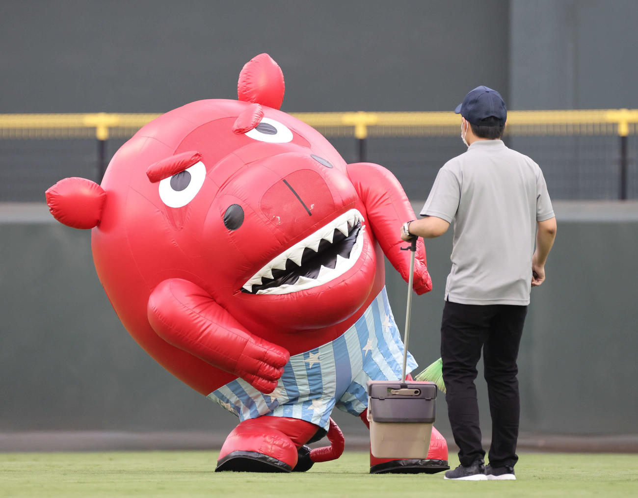 広島対日本ハム　試合前に謎のマスコットが登場、係員にちょっかいを出そうとする（撮影・加藤孝規）
