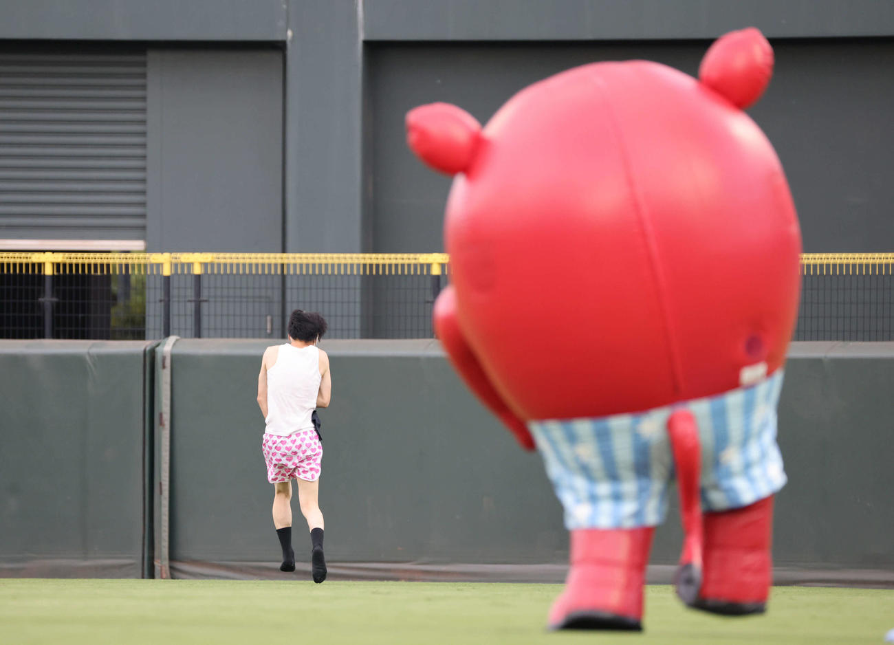 広島対日本ハム　謎のマスコットから逃げる警備員（撮影・加藤孝規）