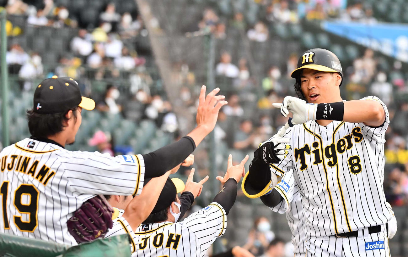 1回裏阪神1死一塁、右越えに先制2点本塁打を放ち先発藤浪（左）にZポーズをする佐藤輝（撮影・上田博志）