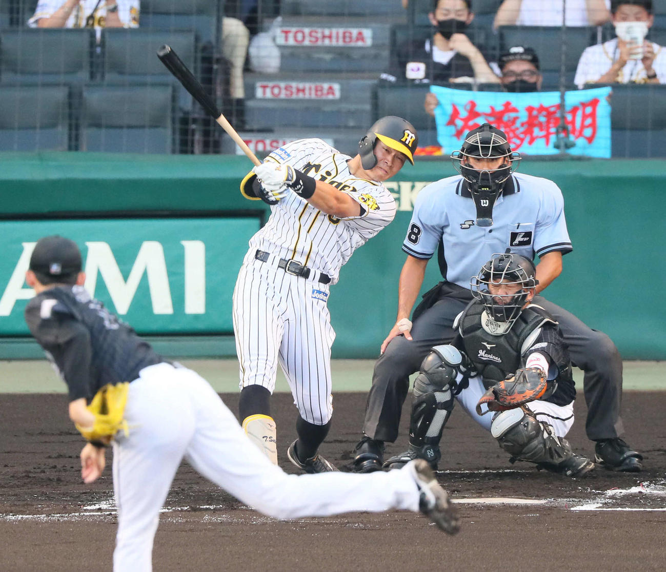 阪神対ロッテ　1回裏阪神1死一塁、佐藤輝は左越え先制2点本塁打を放つ（撮影・宮崎幸一）