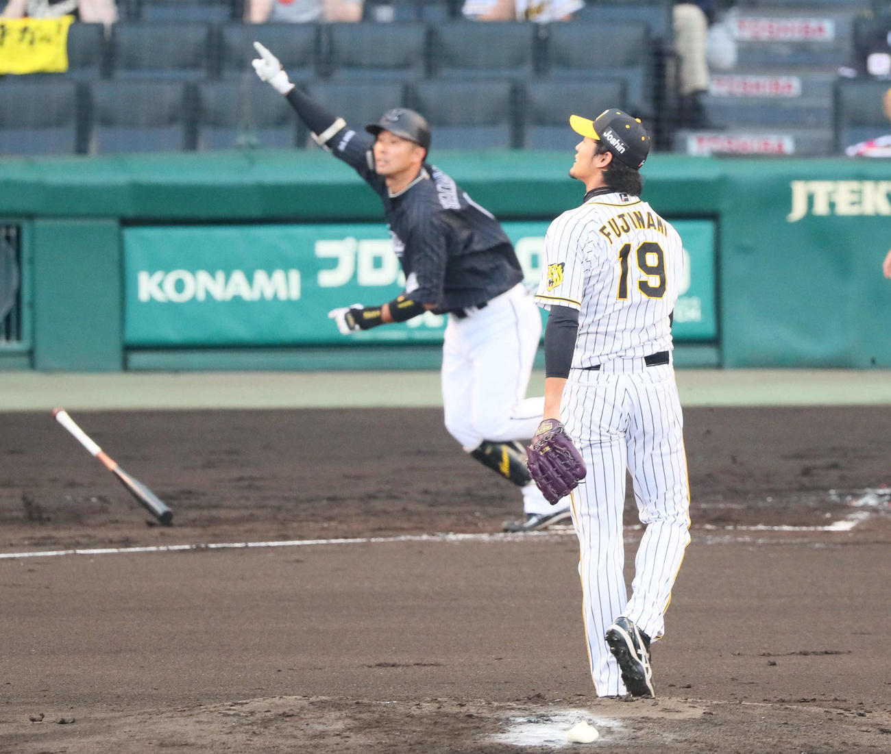 阪神対ロッテ　2回表ロッテ無死、藤浪は高浜に右越え本塁打を浴びる（撮影・宮崎幸一）