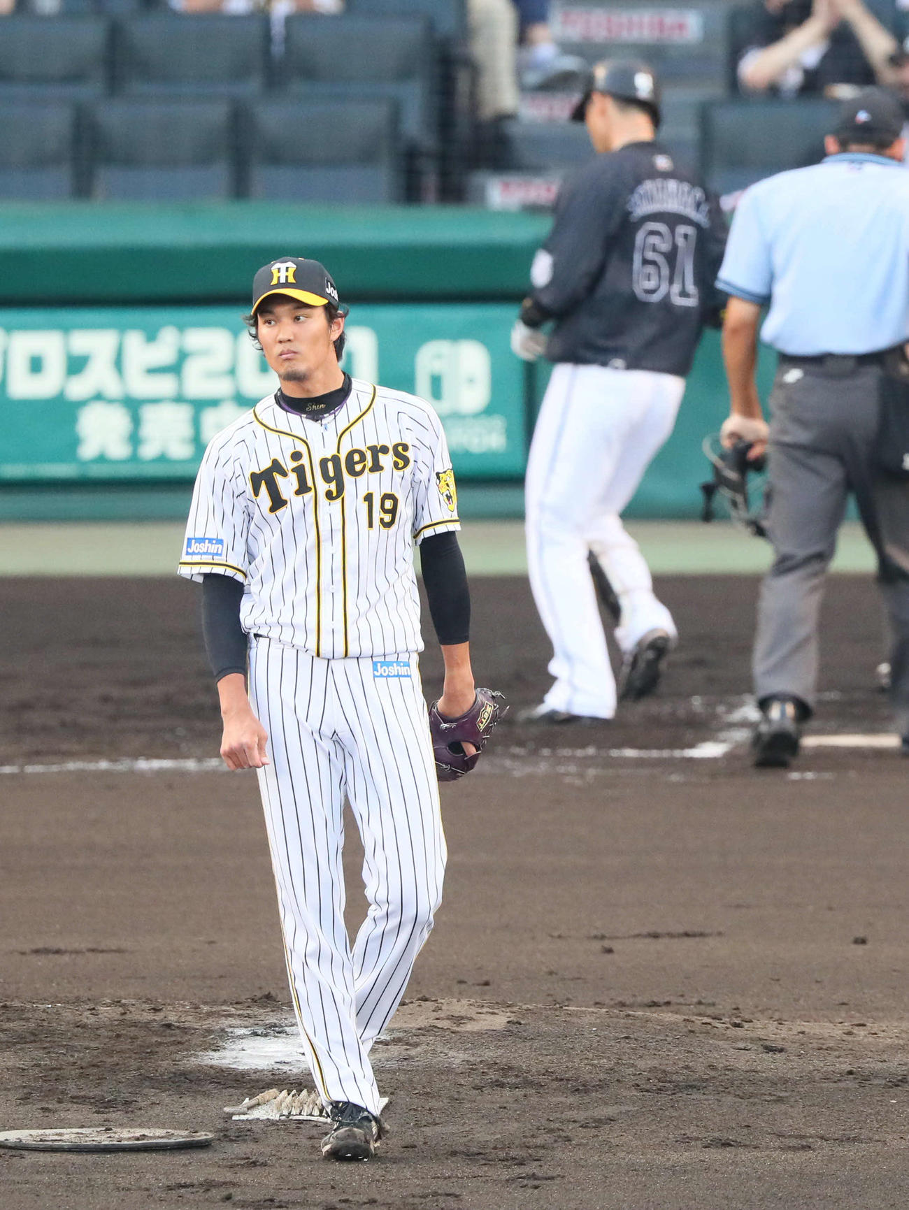 阪神対ロッテ　2回表ロッテ無死、藤浪は高浜に右越え本塁打を浴びる（撮影・宮崎幸一）