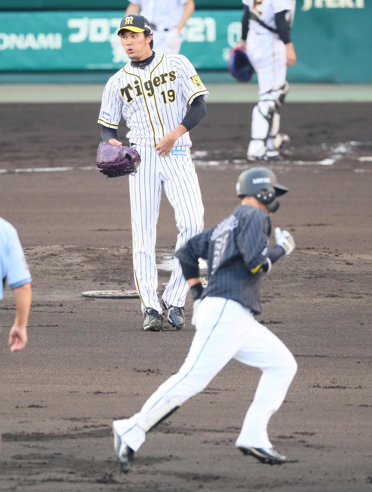 阪神対ロッテ　2回表ロッテ無死、藤浪は高浜に右越え本塁打を浴びる（撮影・宮崎幸一）
