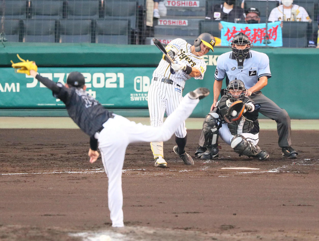 阪神対ロッテ　3回裏阪神2死、佐藤輝は佐々木朗の156キロ直球で空振り三振に倒れる（撮影・宮崎幸一）