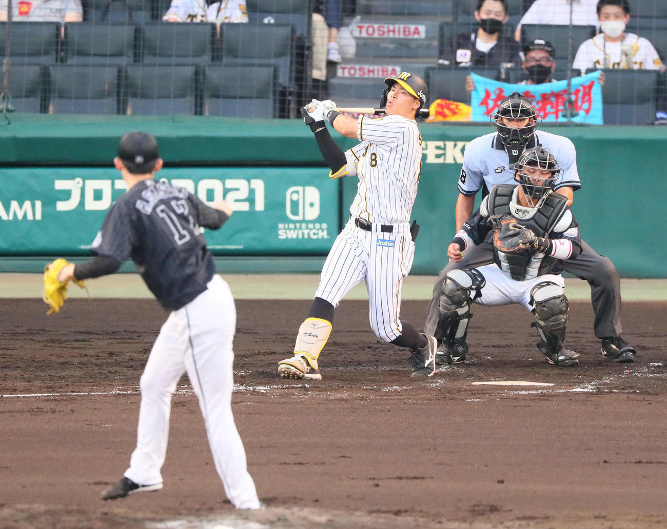 阪神対ロッテ　3回裏阪神2死、佐藤輝は佐々木朗の156キロ直球で空振り三振に倒れる（撮影・宮崎幸一）