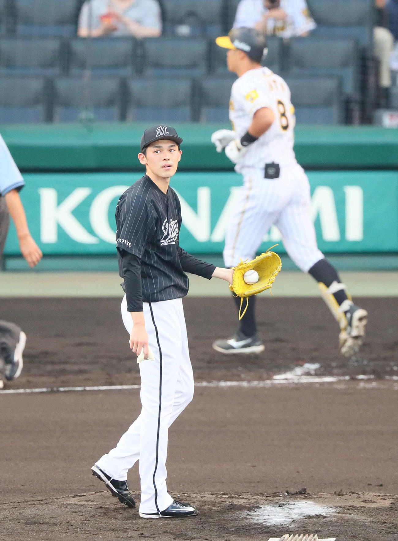 阪神対ロッテ　1回裏阪神1死一塁、佐々木朗は佐藤輝に左越え先制2点本塁打を浴びる（撮影・宮崎幸一）