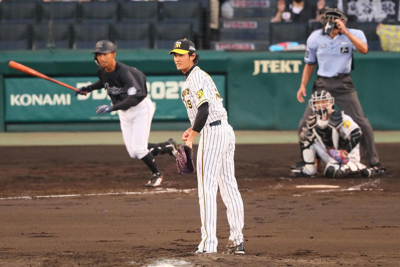 阪神対ロッテ　4回表ロッテ2死三塁、藤浪は鳥谷に中前同点適時打を浴びる（撮影・宮崎幸一）
