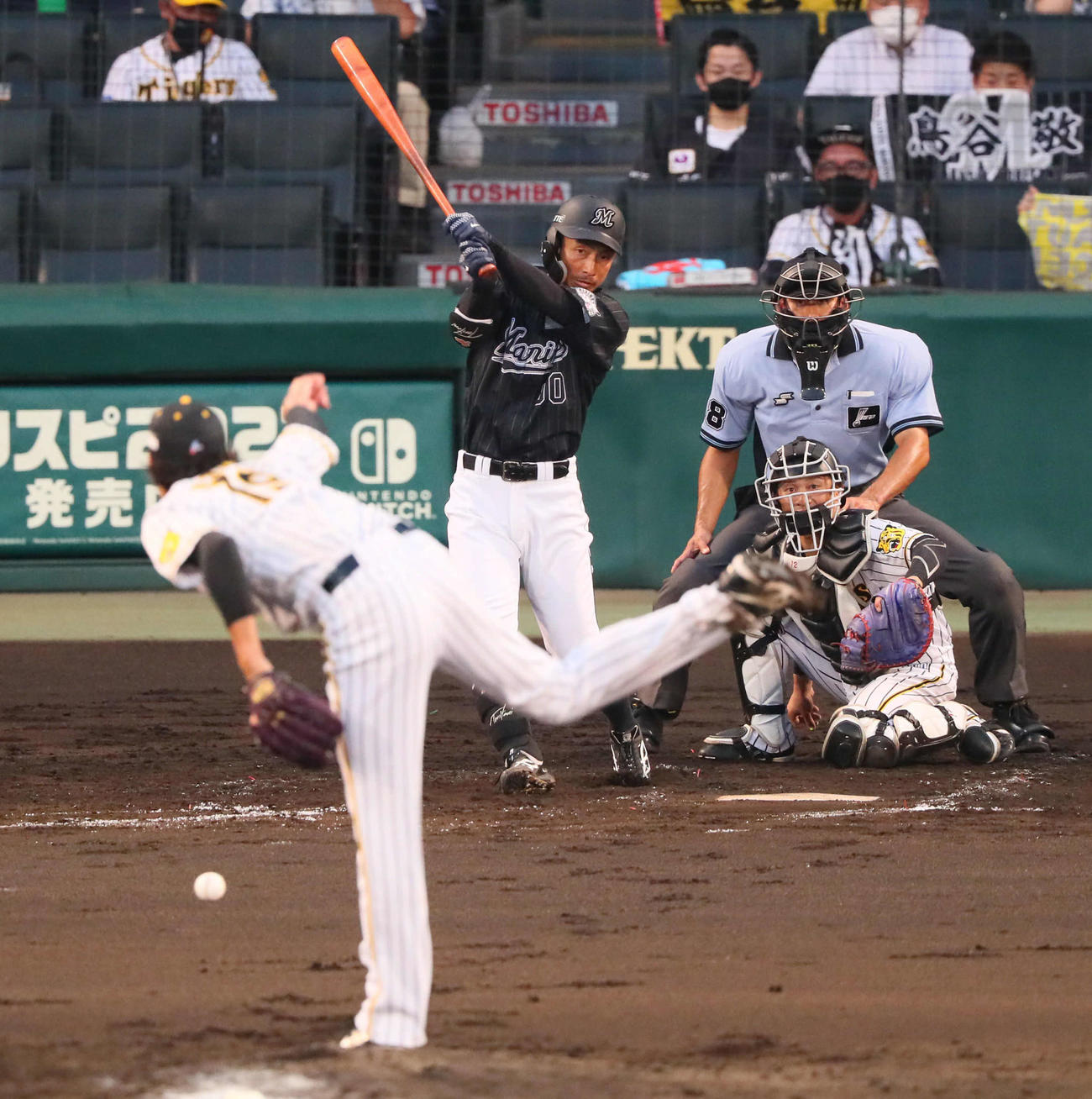 阪神対ロッテ　4回表ロッテ2死三塁、鳥谷は中前同点適時打を放つ（撮影・宮崎幸一）
