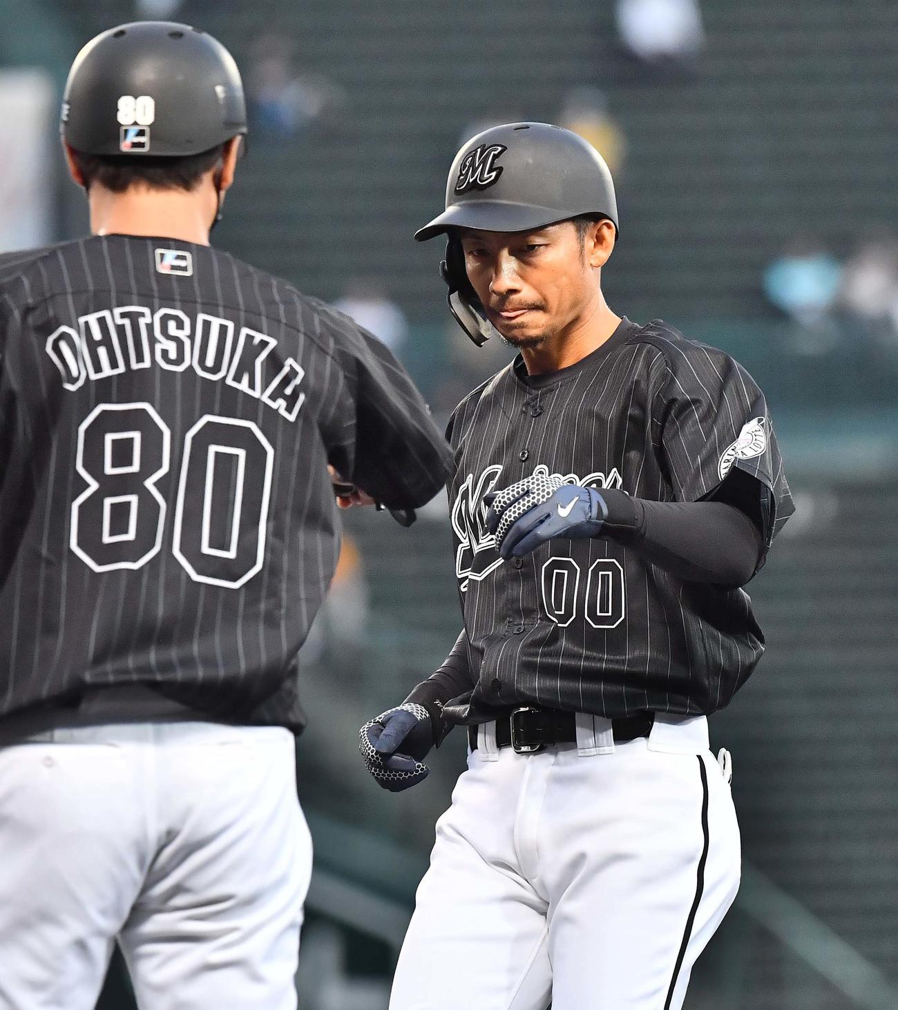 阪神対ロッテ　4回表ロッテ2死三塁、鳥谷（右）は中前適時打を放つ（撮影・上田博志）
