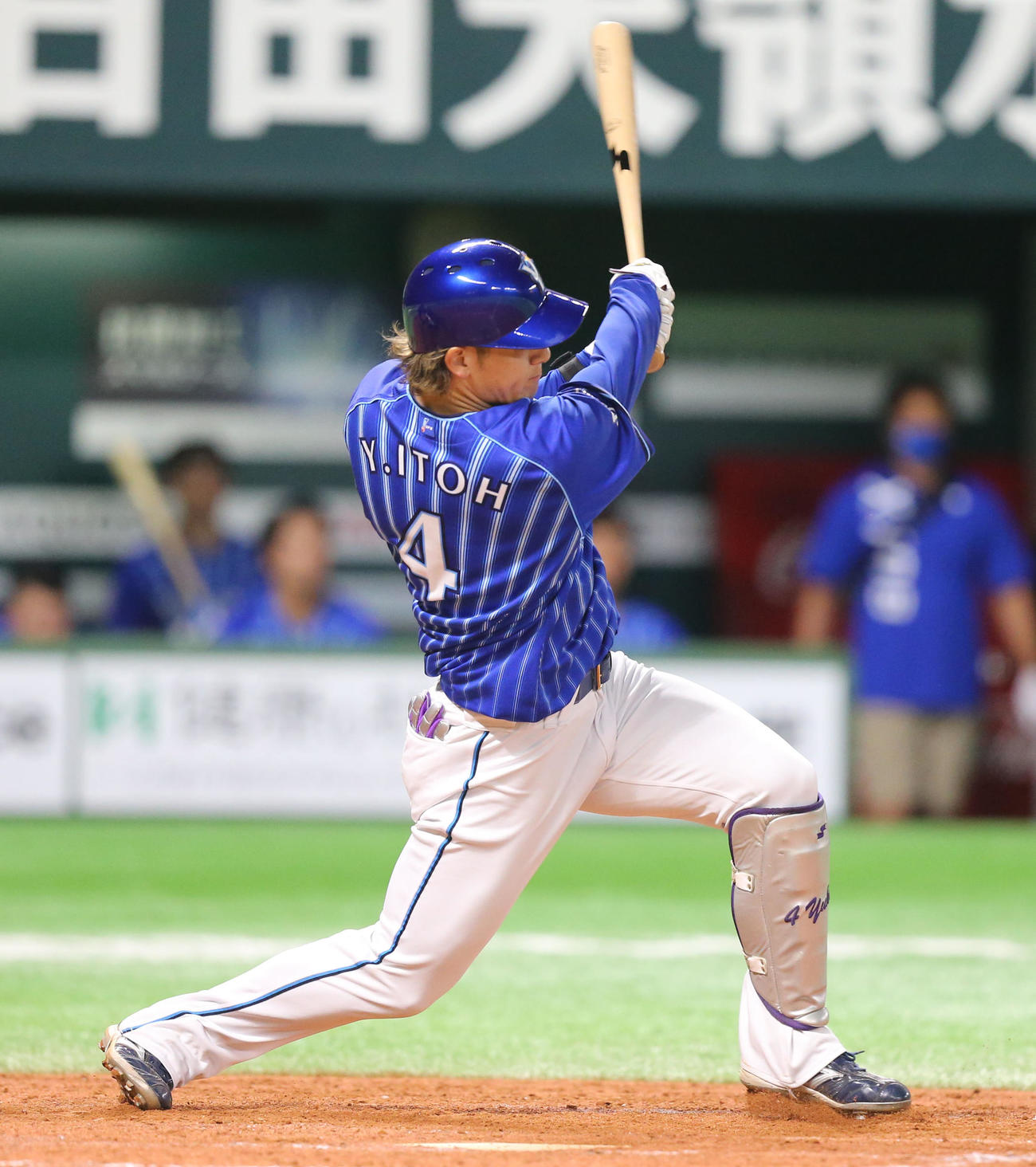 ソフトバンク対DeNA 5回表DeNA2死二塁、伊藤裕は左翼線に適時二塁打を放つ（撮影・屋方直哉）