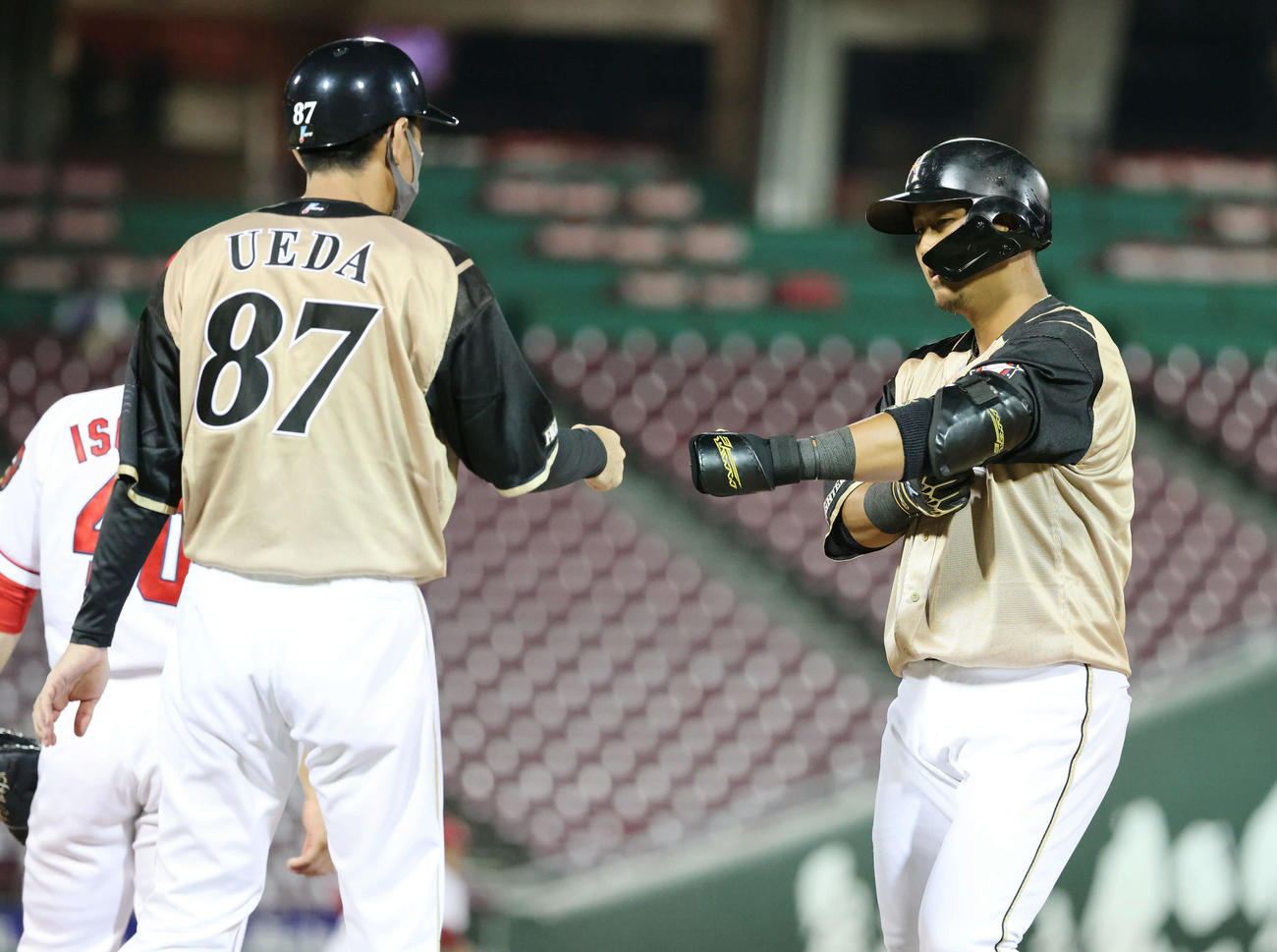 広島対日本ハム　6回表日本ハム2死一塁、中田は左前打を放つ（撮影・加藤孝規）