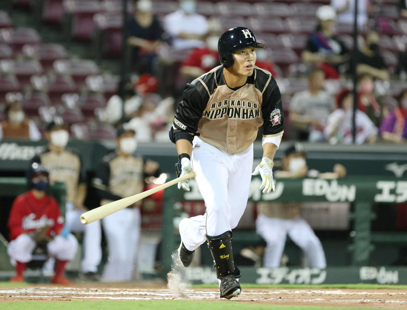 広島対日本ハム　6回表日本ハム2死一、二塁、王は右越え適時二塁打を放つ（撮影・加藤孝規）