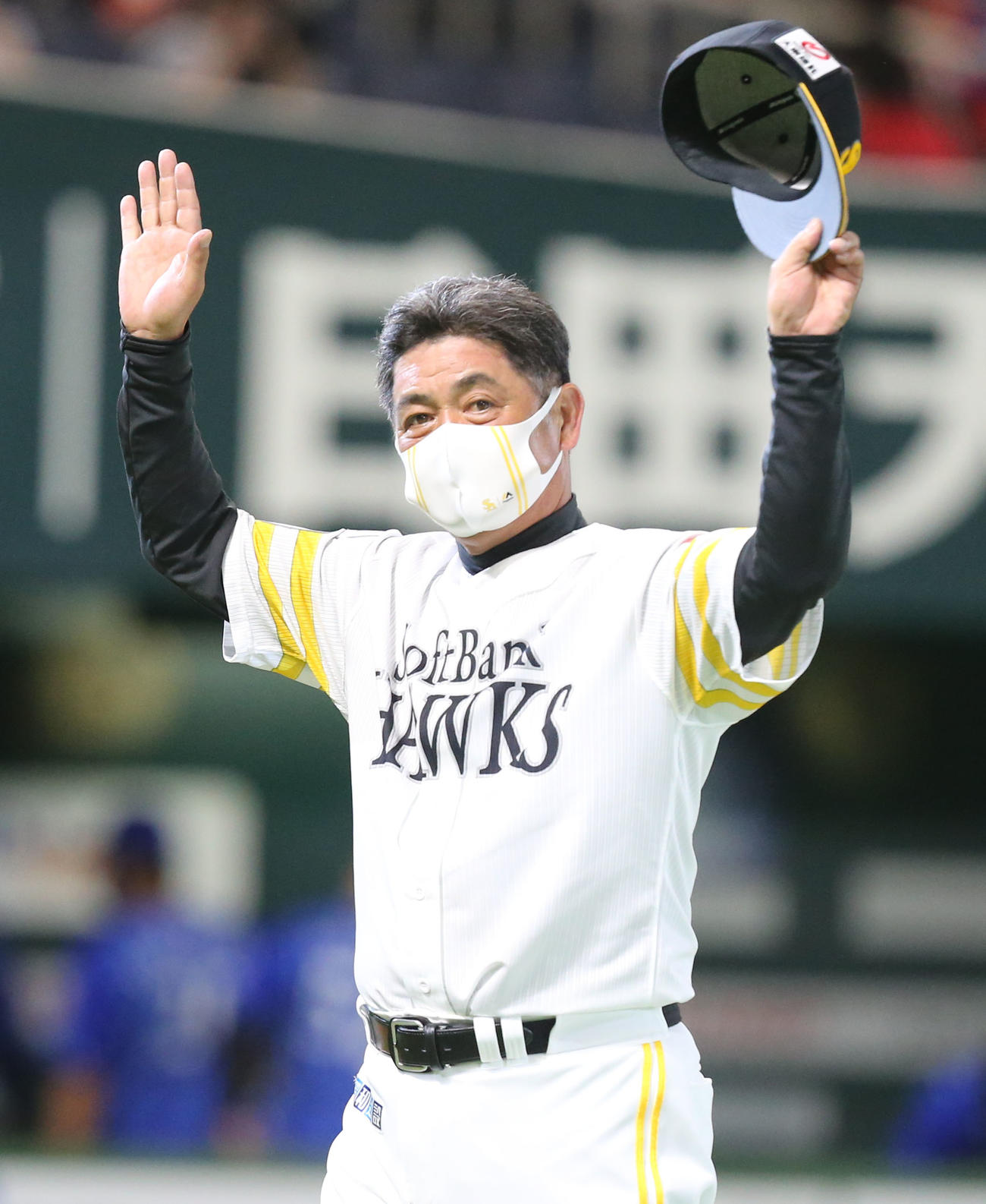 ソフトバンク対DeNA DeNAに勝利し観客に手を振る工藤監督（撮影・屋方直哉）