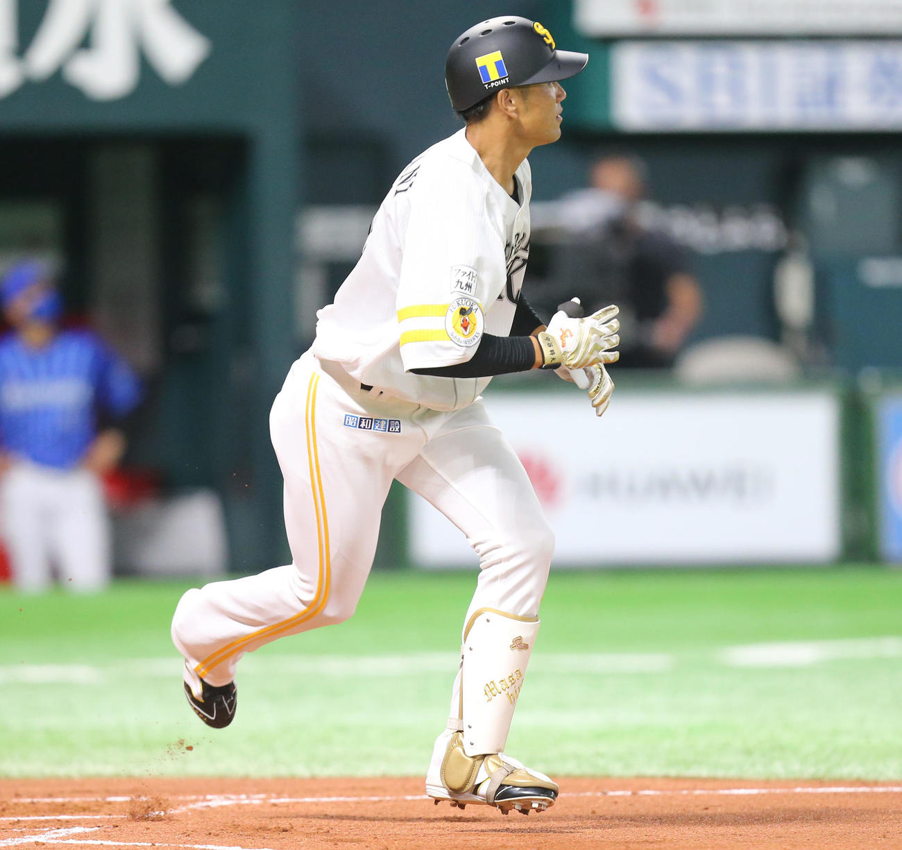 ソフトバンク対DeNA 1回裏ソフトバンク2死二塁、中谷は左越え2点本塁打を放つ（撮影・屋方直哉）